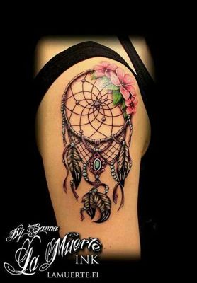  Tatouage attrape rêve avec des fleurs roses sur le coté du haut